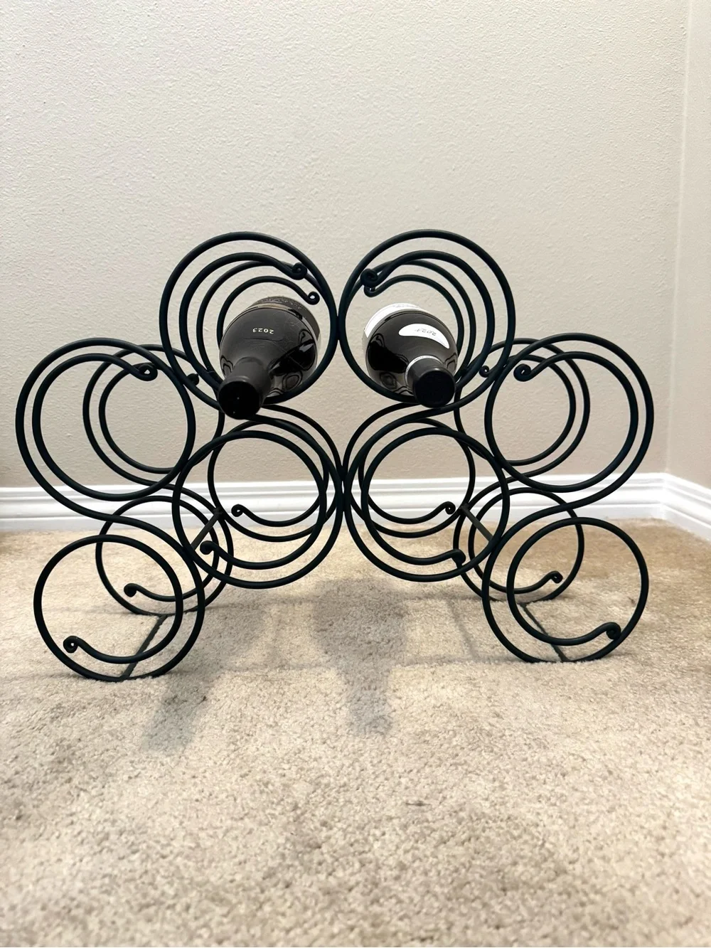 Wrought iron 8 count wine bottle swirl holder, vintage, like new